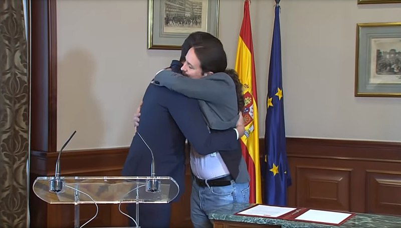 File:(Bro hug) Declaración conjunta de Pablo Iglesias y Pedro Sánchez.jpg