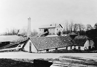 Gamla masugnen och motstugan i förgrunden, 1900.