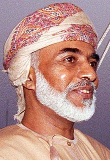 Qaboos tersenyum