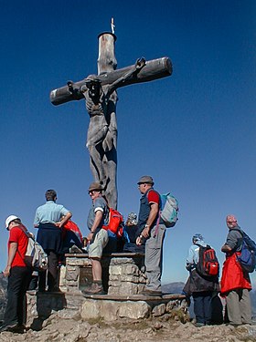 Wanderer am Gipfelkreuz des Neunerköpfles Hikers on the summit cross of the Neunerköpfle