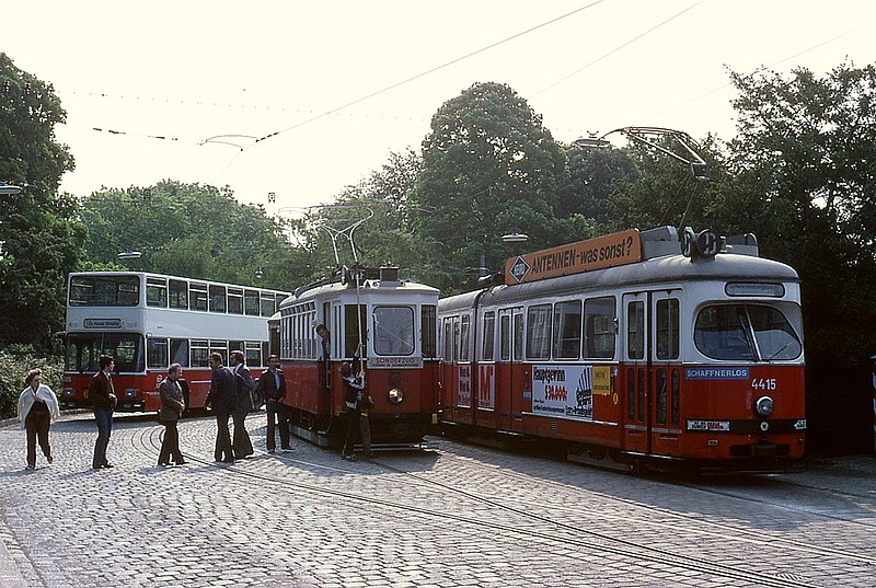 File:069R25010680 Sonderfahrt Typ K 2447, Schleife Südbahnhof, Linie D Typ E1 4415, Bus Linie 13 Typ DDH.jpg