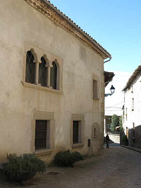 File:081 Cal Solà, pl. Verge dels Munts 12 (Sant Boi de Lluçanès), façana c. Antic.jpg