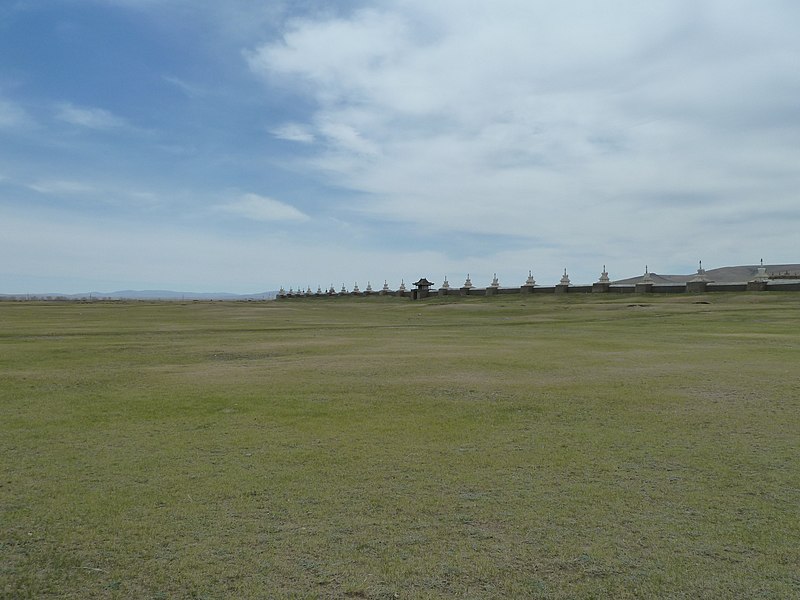 File:108 sztupa keríti körbe a kolostort (108 stupas girds the monastery) - panoramio.jpg