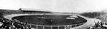 Photographie noir et blanc d'un stade de football