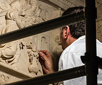 Rang: 17 von 123 Restaurator in der Kathedrale von Palma bei der Arbeit an einem Relief