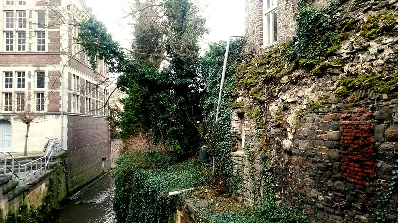 File:20150207 Jeker and first medieval city wall seen from Looiersgracht; Maastricht.jpg