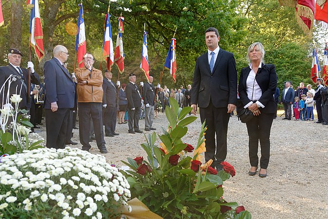 Dépôt de gerbe par Florian Bouquet, président du conseil départemental et Marie-France Céfis, conseillère départementale.