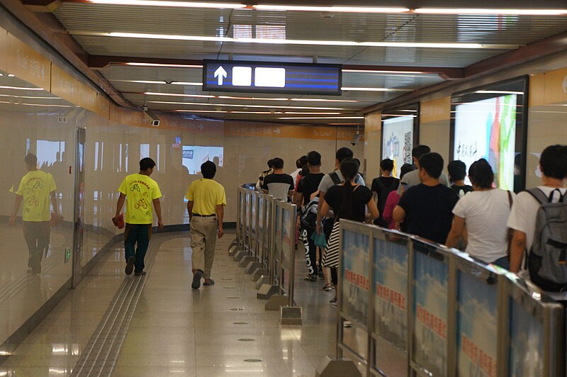 File:201606 Transfer channel at Caishikou Station.jpg