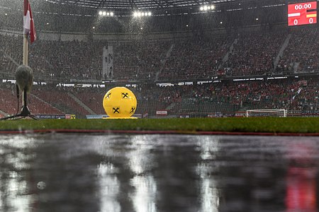 Starker Regen verzögert den Spielbeginn