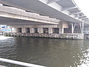 Onderzijde brug met beton van Van Rhijn en staal van Van Heeswijk (augustus 2021)
