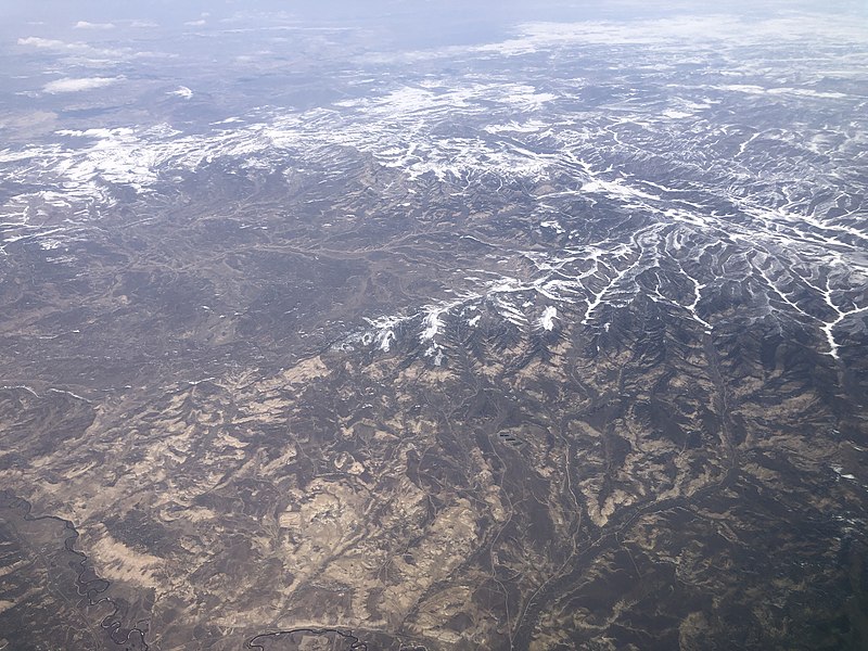 File:2022-03-24 18 40 10 UTC minus 6 View north and down from an airplane across northern Rio Blanco County and southern Moffat County, Colorado.jpg
