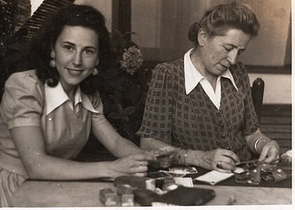 Pierrette y Magali. Calle Vallirana. Barcelona. 1945