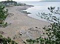 La grève du côté nord près de l'extrémité de la Pointe du Château vue du sentier côtier.