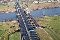 Jan Blankenbrug (links), voormalige Lekbrug (rechts) bij Vianen