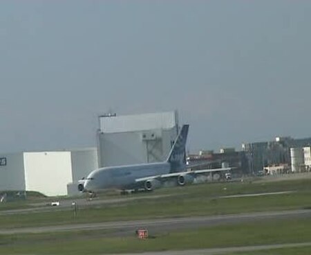 ไฟล์:A380 on taxiway.ogv