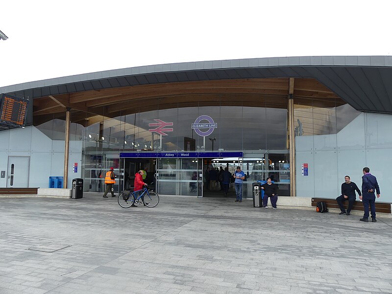 File:Abbey Wood stn Elizabeth Line 25th May 2022 03.jpg