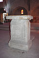 Ambon reposant sur un autel gallo-romain[10].