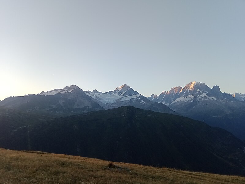 File:Aiguille du Chardonnet sunrise @ Montagne de Loriaz 02.jpg