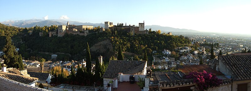 File:Alhambra und Granada.jpg