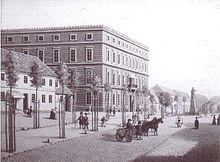Das Regierungsgebäude in Gumbinnen mit dem Denkmal Friedrich Wilhelms I. (C. F. Keßler, 1844)(„Alte Regierung“, nach dem Krieg nicht wieder aufgebaut)