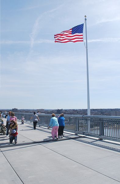 File:American Flag at Walkway Over the Hudson.JPG