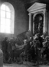 Des soldats américains jouent de l'orgue dans une église après les combats, Exermont, Argonne, 11 octobre 1918.