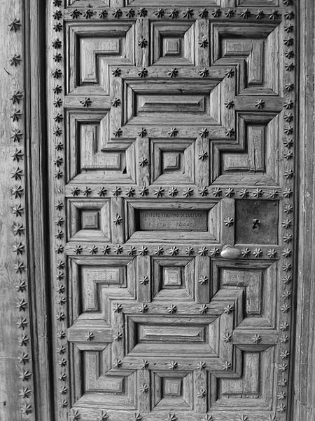 File:An Antique Wooden Door at Calle Mayor (Madrid) 029.JPG