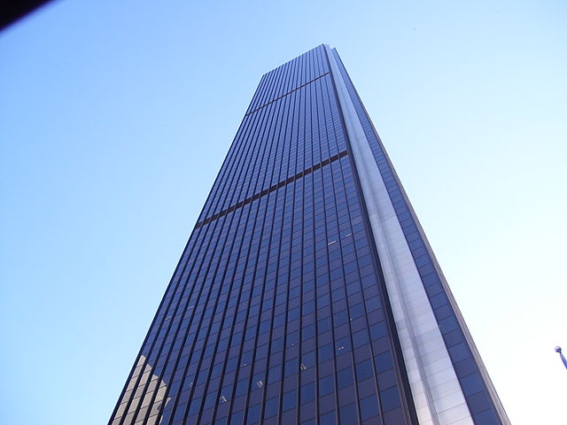 The Aon Center in Los Angeles, which Luckman designed between 1972 and 1973 for United California Bank.