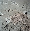 Oranžová pôda na Mesiaci, ktorú objavil Schmitt počas druhého výstupu