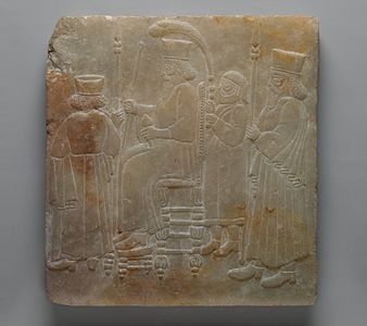 Arcaización del relieve del sha sentado y sus acompañantes, Irán, periodo Qajar (finales del siglo XIX d. C., al estilo de los siglos V-IV a. C.).  Museo de Brooklyn.