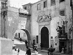 Porta de Santo André outside of cerca fernandina in 1909, looking in. The arch was demolished in 1913.