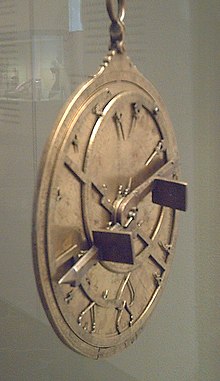 Rückseite eines Astrolabiums mit Diopter (Alhidade)