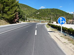 B21d1 Aller tout droit ou à droite à l'intersection