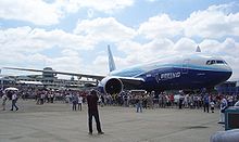 Un 777-200LR nella nuova livrea dei prototipi Boeing fotografato all'air show di Parigi del 2005
