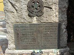 placă stângă cu lista celor uciși pentru patrie