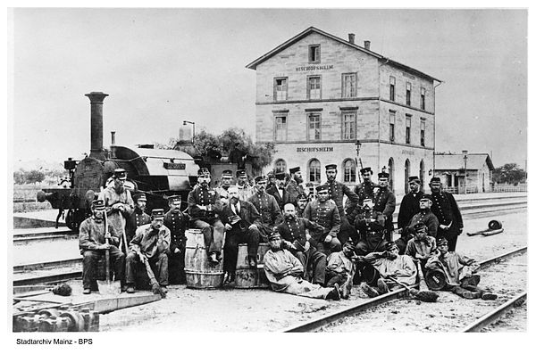 Bischofsheim Junction with shunting locomotive "Landskron" and station staff, 1867