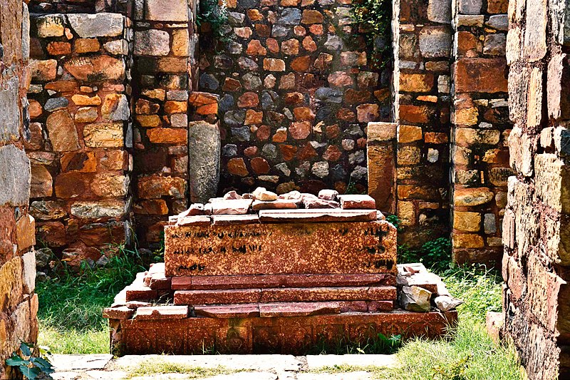 File:Balban Khan's Tomb & Jamali Kamali mosque ag65.jpg