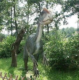 https://upload.wikimedia.org/wikipedia/commons/thumb/4/4d/Baltow%2CPoland_Dilophosaurus.jpg/270px-Baltow%2CPoland_Dilophosaurus.jpg