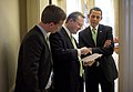 ホワイトハウスでギブズ（中央）と話すオバマ大統領（09/3/17）