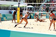 Deutsch: Beachvolleyball bei den Olympischen Jugendspielen 2018; Tag 9, 15. Oktober 2018; Mädchen, Viertelfinale: USA-Spanien 2–1 (21–19/17–21/15–9) English: Beach volleyball at the 2018 Summer Youth Olympics at 15 October 2018 – Girls Quarterfinals: USA-Spain 2–1 (21–19/17–21/15–9)