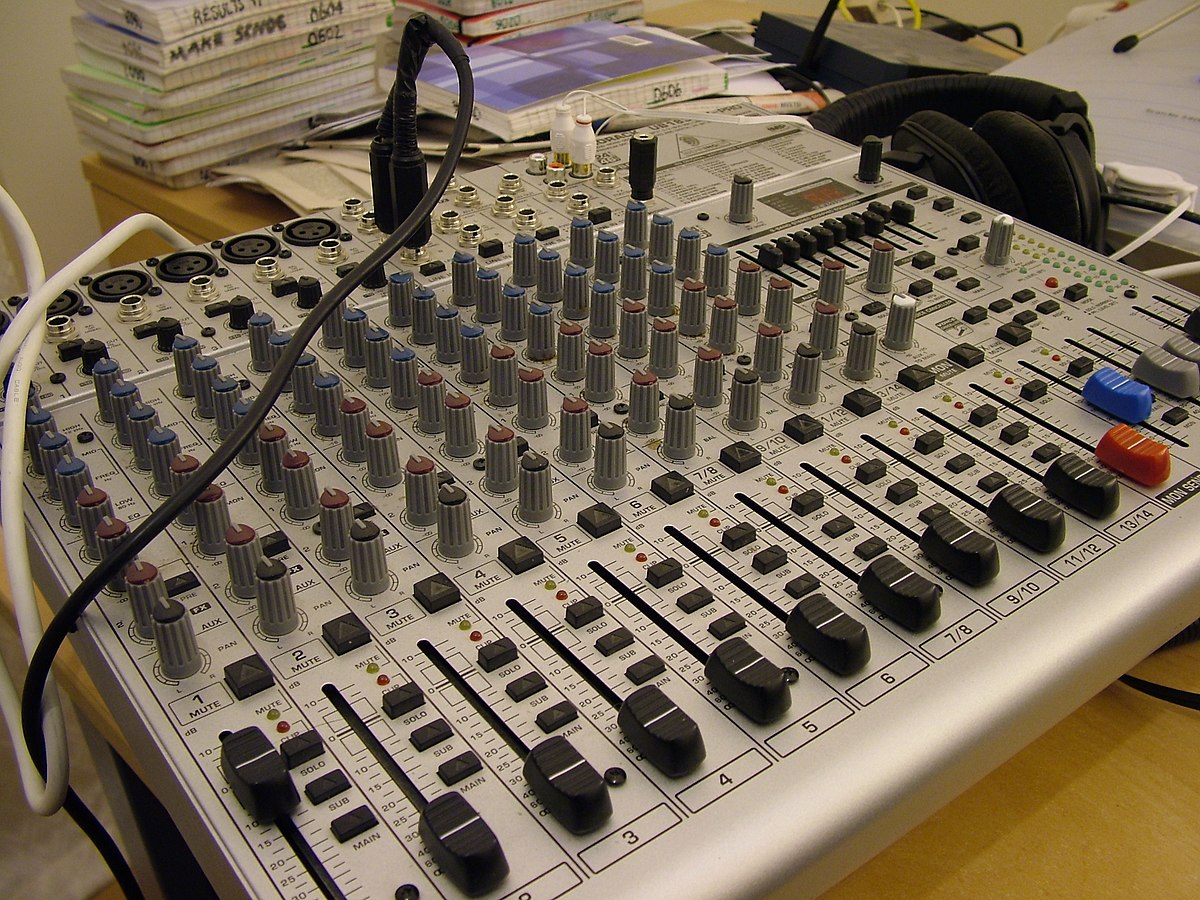 File:Behringer EURODESK UB1832FX-Pro underused.jpg - Wikimedia Commons