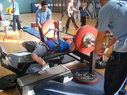 A female athlete performing a bench press at the IPA world championship 2007, in the "Bench Only" category