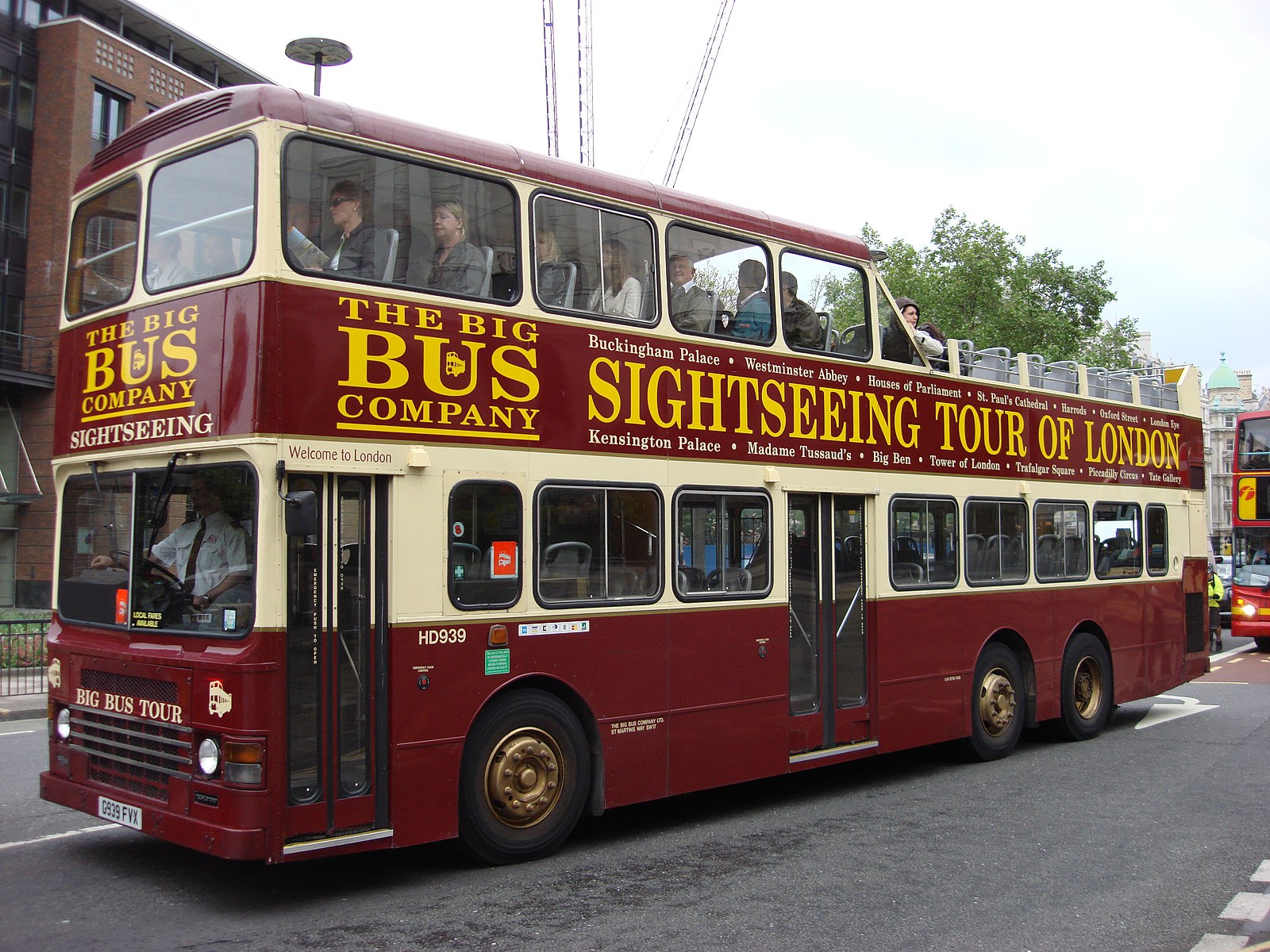 Bus companies. Туристический автобус в Лондоне. Sightseeing Bus London Tour. Лондонский автобус. Двухэтажный автобус в Лондоне.