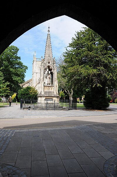 File:Bishop Hooper Monument - geograph.org.uk - 4076900.jpg