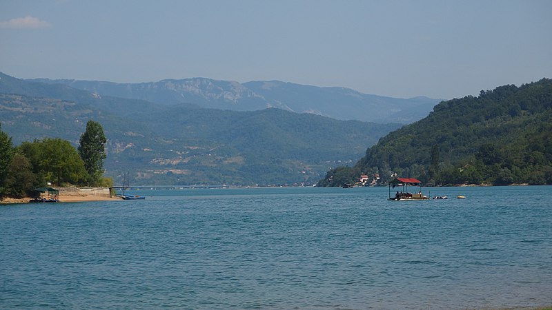 File:Boat at Jablanica lake.jpg
