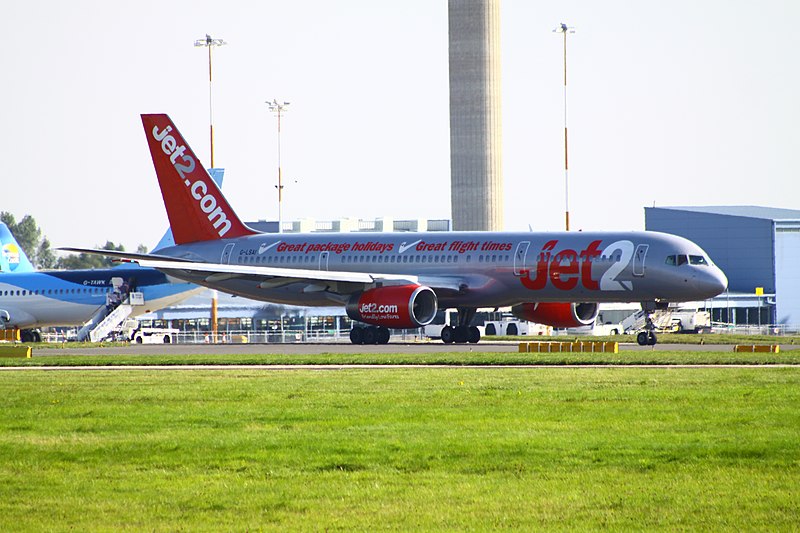 File:Boeing 757-21B (G-LSAI)Jet2.com Taxiing (9984850633).jpg