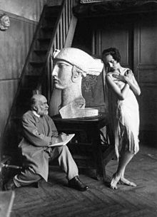 Bourdelle dans son atelier avec la danseuse américaine Grace Christie en 1925. En arrière-plan, la tête de La France.