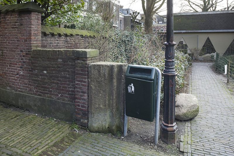 File:Bouwfragment, afkomstig van de Domkerk, te vinden bij de binnenplaats Flora's Hof, achter de Domtoren - Utrecht - 20416150 - RCE.jpg