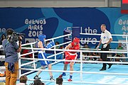 Deutsch: Boxen bei den Olympischen Jugendspielen 2018 Tag 12, 18. Oktober 2018 - Finale Leichtgewicht Mädchen – Oriana Saputo (Argentinien, blau) schlägt Emma Lawson (Australien, rot) 5-0; Ringrichter ist José Romero (Spanien). English: Boxing at the 2018 Summer Youth Olympics on 18 October 2018 – Girls' lightweight Bronze Medal Bout – Oriana Saputo (Argentina, blue) wins over Emma Lawson (Australie, red) 5-0; Referee is José Romero (Spain). Español: Boxeo en los Juegos Olímpicos Juveniles de Verano de 2018 en 18 de octubre de 2018 - Combate de medalla de bronce de las niñas: Oriana Saputo (Argentina, azul) gana a Emma Lawson (Australie, roja) 5-0; Árbitro es José Romero (España).