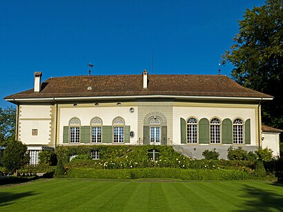 So kommt man zu dem Schloss Bremgarten mit den Öffentlichen - Mehr zum Ort Hier